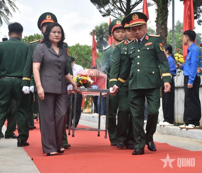 Thượng tướng Lê Quang Minh và đồng chí Nguyễn Thị Hà, Thứ trưởng Bộ Nội vụ thực hiện nghi thức đưa hài cốt liệt sĩ tới nơi an táng. 
