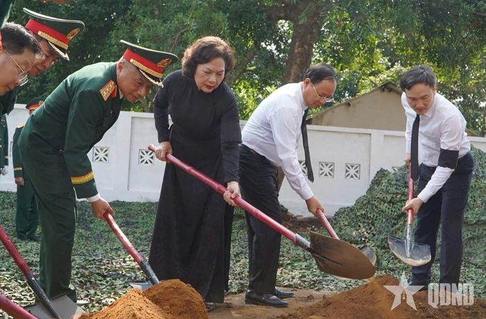 Các đại biểu trồng cây lưu niệm.