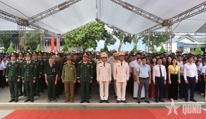 Các lực lượng, đoàn thể, nhân dân địa phương tham dự buổi lễ.
