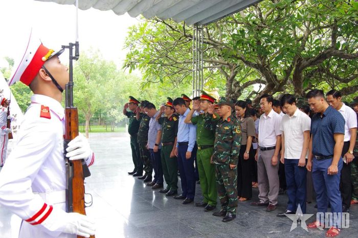Các đại biểu dâng hương tại Nghĩa trang Liệt sĩ Quốc gia A1, tỉnh Điện Biên.