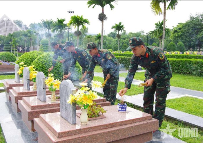 Thắp hương phần mộ các liệt sĩ.