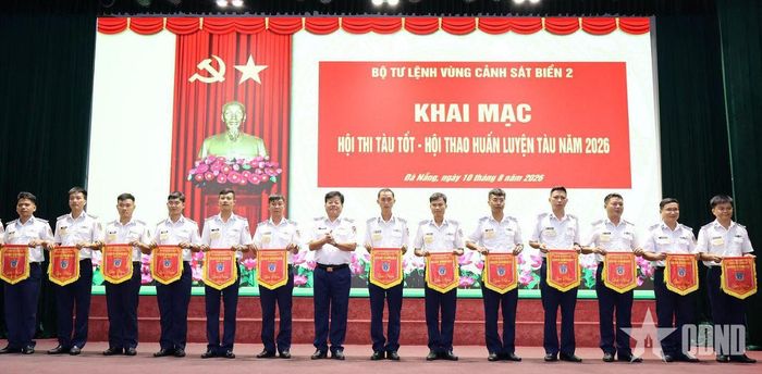  Thiếu tướng Trần Quang Tuấn, Tư lệnh Vùng Cảnh sát biển 2 trao cờ lưu niệm tặng các đội tham gia Hội thi tàu tốt - hội thao huấn luyện tàu năm 2026. 