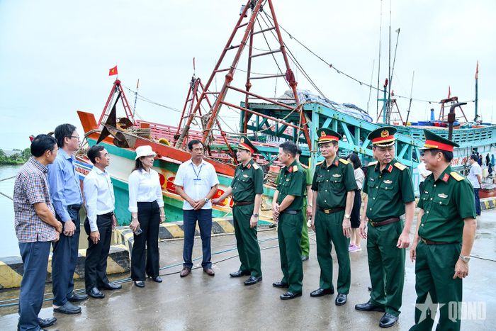   Thiếu tướng Phạm Hải Châu (thứ 5 từ phải qua) kiểm tra vị trí neo đậu tàu, thuyền khi có tình huống tại xã Gành Hào, tỉnh Cà Mau. 