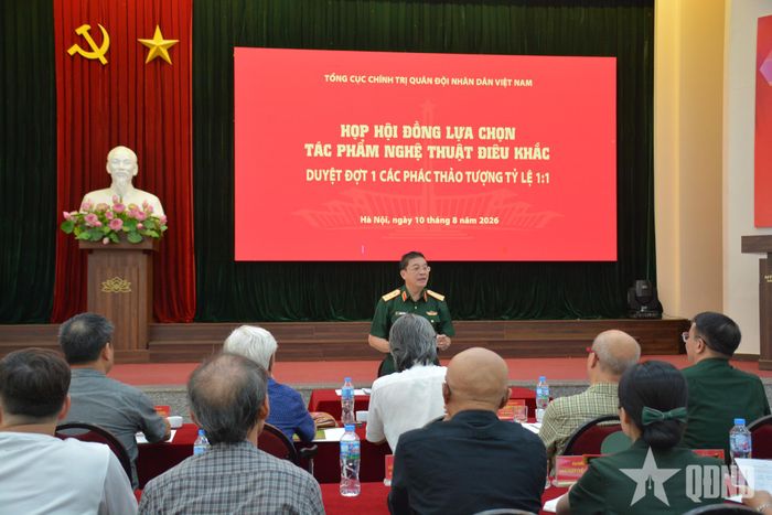 Thượng tướng Trương Thiên Tô phát biểu tại cuộc họp của Hội đồng lựa chọn tác phẩm nghệ thuật điêu khắc.