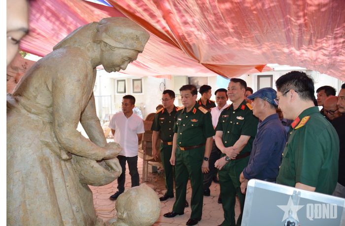 Thượng tướng Trương Thiên Tô cùng các thành viên Hội đồng xem phác thảo tác phẩm điêu khắc.