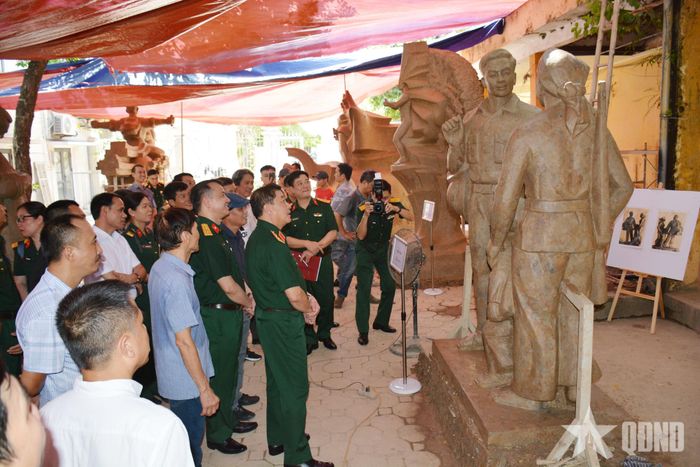 Các thành viên Hội đồng xem xét, phân tích các phác thảo tác phẩm điêu khắc theo tỷ lệ 1:1.