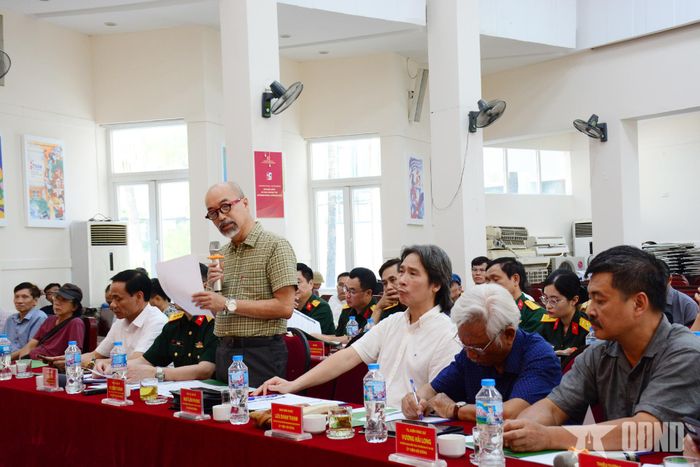 Các thành viên Hội đồng đóng góp ý kiến tại cuộc họp.
