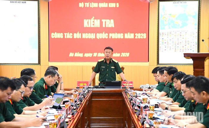 Thiếu tướng Nguyễn Quốc Hương, Phó tư lệnh Quân khu 5 phát biểu tại hội nghị.