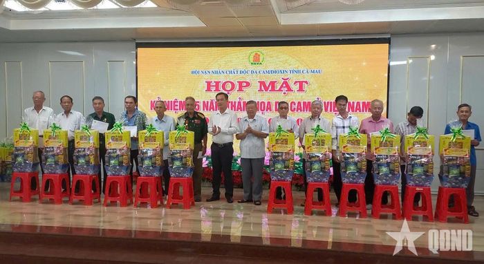  Lãnh đạo tỉnh Cà Mau trao quà tặng NNCĐDC.