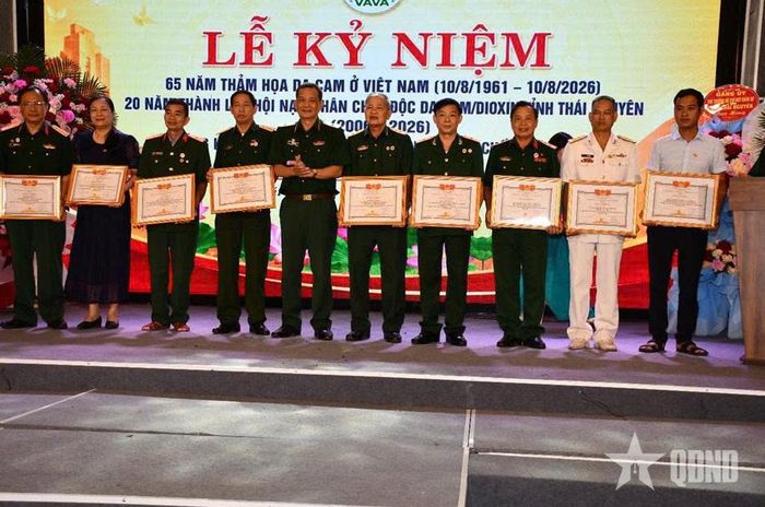 Lãnh đạo Trung ương Hội NNCĐDC/dioxin Việt Nam trao thưởng tặng các tập thể, cá nhân có thành tích xuất sắc thuộc Tỉnh hội Thái Nguyên. 