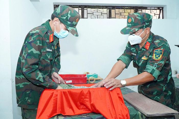 Lực lượng chức năng thực hiện nhiệm vụ tìm kiếm, quy tập hài cốt liệt sĩ tại Công viên Lê Thị Riêng. 