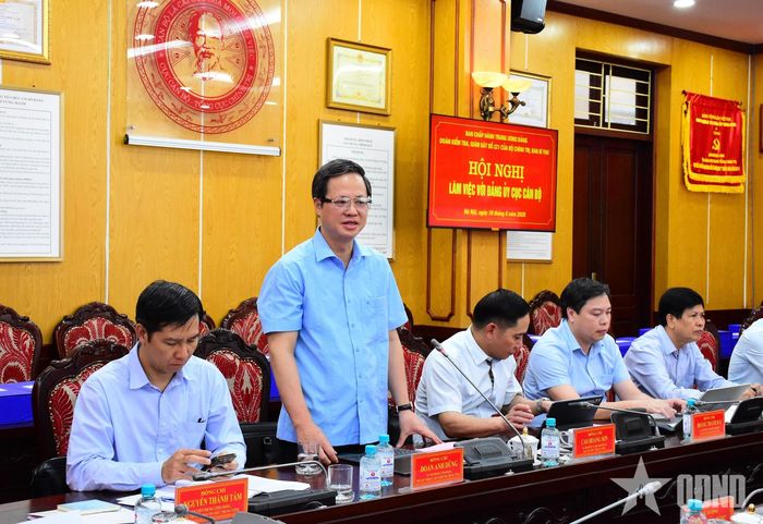 Các đồng chí trong Đoàn kiểm tra, giám sát số 221 phát biểu tại hội nghị.