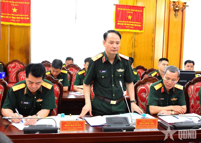 Thiếu tướng Trần Đình Thọ, Cục trưởng Cục Cán bộ (Tổng cục Chính trị) phát biểu.