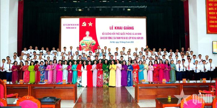 Các đại biểu và học viên tại lễ khai giảng.
