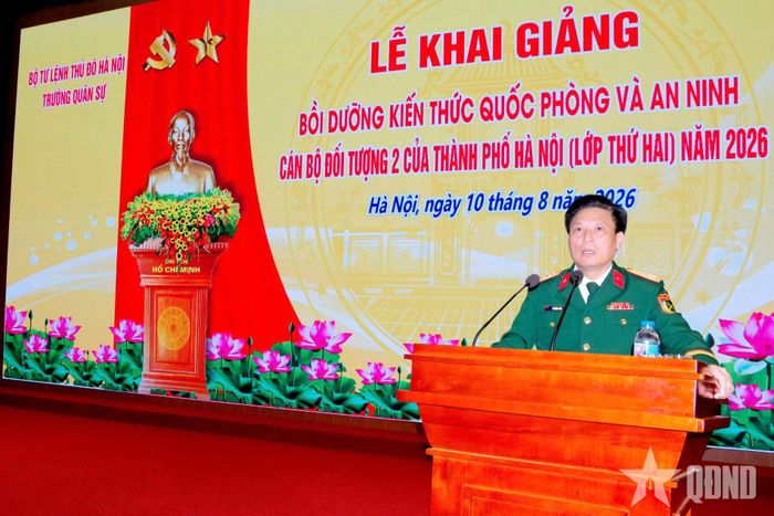 Đại tá Đỗ Hồng Thái, Hiệu trưởng Trường Quân sự Bộ tư lệnh Thủ đô Hà Nội phát biểu tại lễ khai giảng.