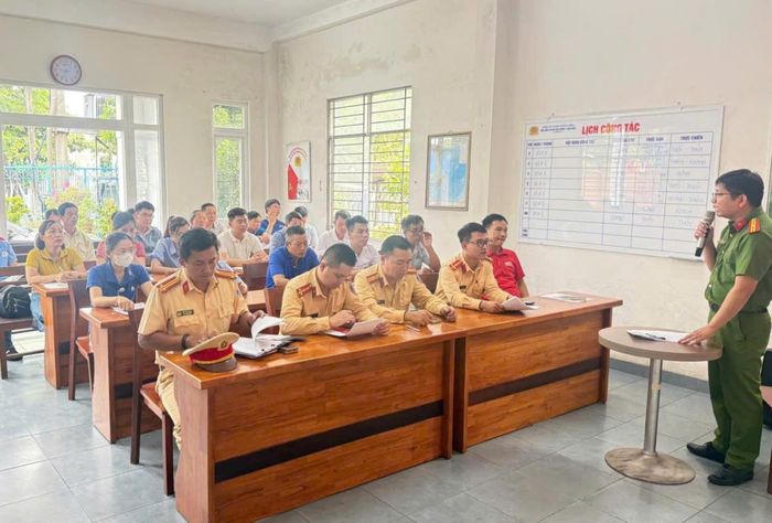 Lực lượng Công an tổ chức tuyên truyền đối với các doanh nghiệp trong đợt tổng rà soát các nhóm phương tiện tiềm ẩn nguy cơ mất an toàn giao thông.