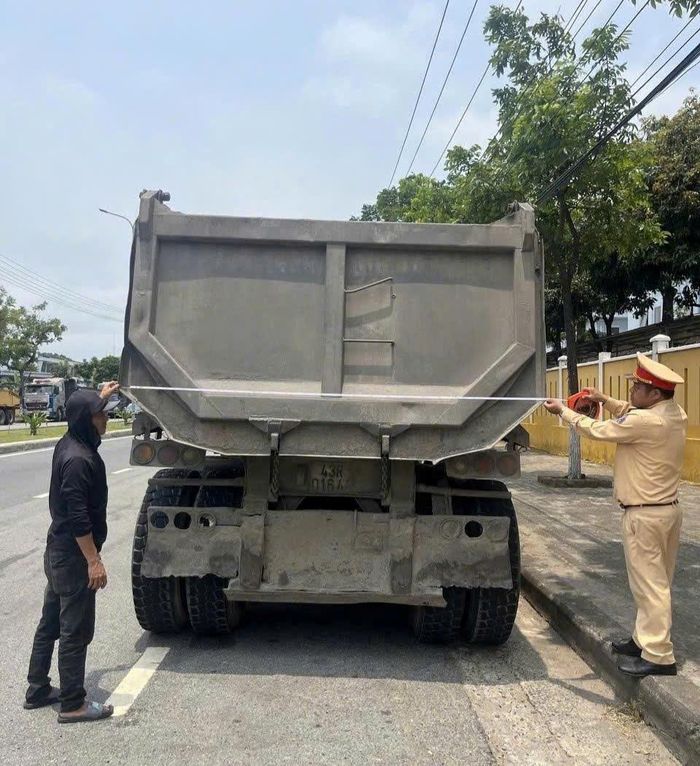 Lực lượng Cảnh sát giao thông kiểm tra xe tải.