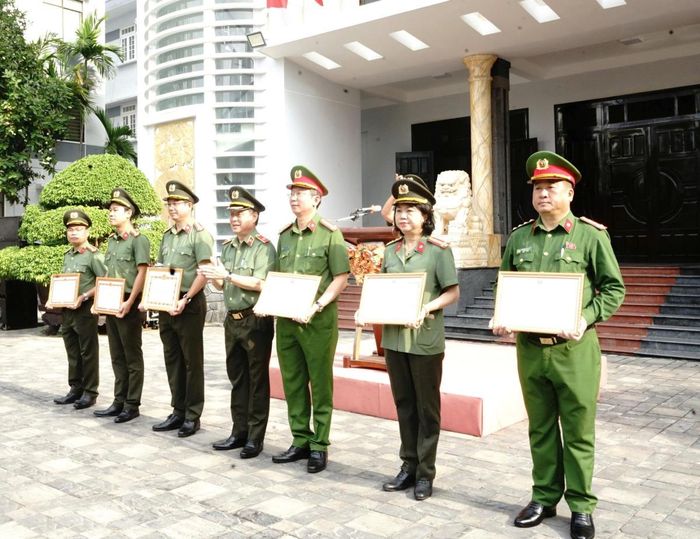 Lực lượng Cảnh sát kinh tế Công an TP Đà Nẵng (ngoài cùng, bên phải) được biểu dương, khen thưởng.