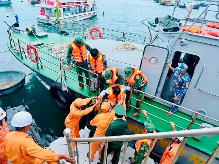 Sau khi được cứu nạn cách Mũi Nghê khoảng 2 hải lý, chị Phương được đưa vào bờ an toàn.