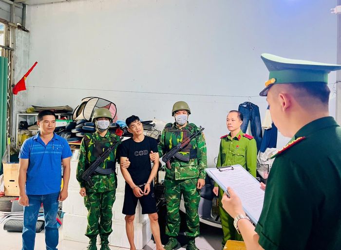 Lực lượng chức năng đọc lệnh khám xét khẩn cấp nơi ở của đối tượng Thanh.