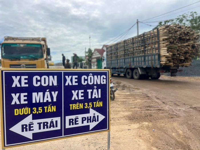 Công tác phân luồng gặp khó khăn nên các phương tiện di chuyển “hỗn độn”.