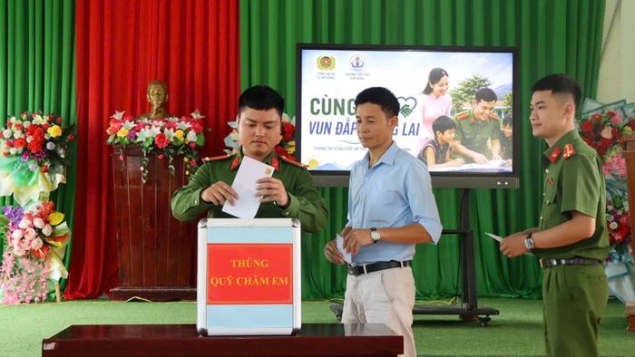 Công an xã phát động mô hình "Thùng quỹ chăm em".