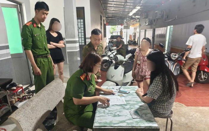 Công an xã Đại Lộc kiểm tra, test nhanh ma túy đối tại các cơ sở lưu trú trên địa bàn.
