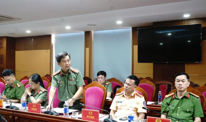 Lãnh đạo các phòng nghiệp vụ phát biểu tại cuộc họp