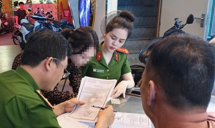 Hai đối tượng Đ.P. và N.T.M.A tại thời điểm bị bắt.