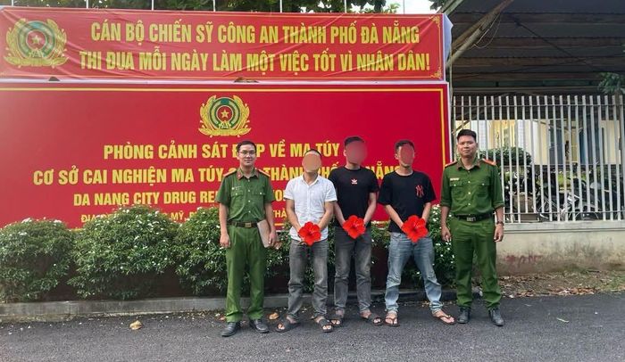 Công an xã Hà Nha đưa 3 đối tượng đi cai nghiện bắt buộc.
