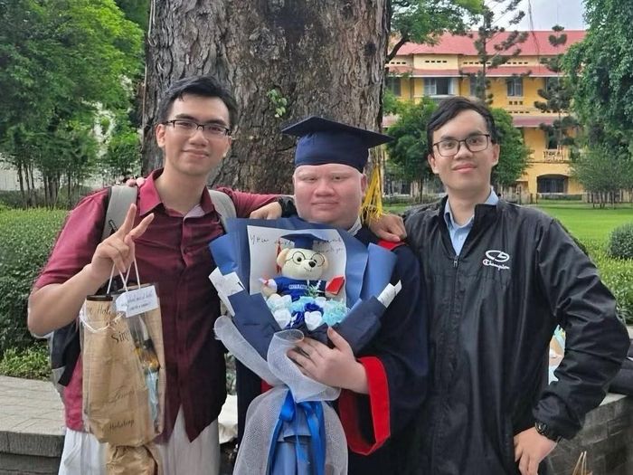 Minh Trí (giữa) cùng những người bạn thời THPT trong ngày tốt nghiệp.