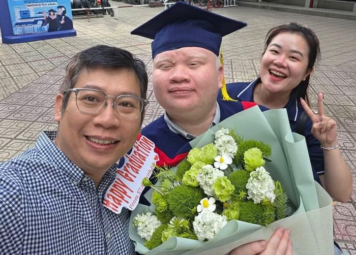 Một khoảnh khắc bên người thầy, người chị đã để lại những kỉ niệm đẹp thời sinh viên của Minh Trí.