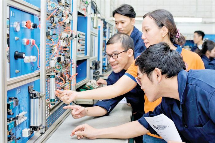 Sinh viên Khoa Điện - Điện tử Trường ĐH Bách khoa (ĐHQG TPHCM) học thực hành cùng giảng viên (ẢNH: THANH HÙNG)