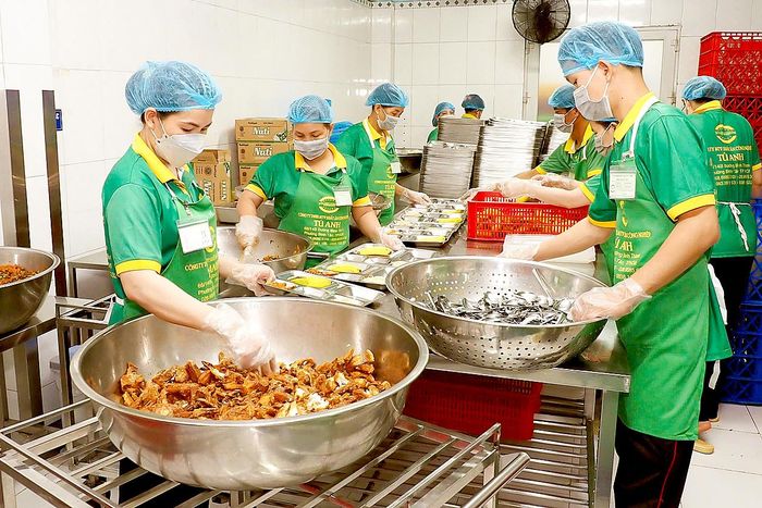 Chế biến thực phẩm tại một công ty cung cấp suất ăn cho trường học tại TPHCM (ẢNH: HOÀNG HÙNG)