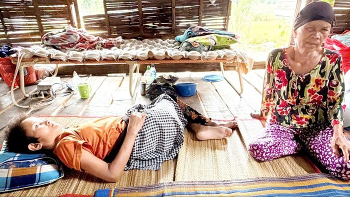Bà Ksor H’Biak và con gái (ẢNH: TRẦN THƯƠNG)