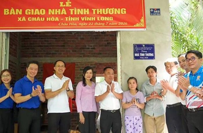  Trao nhà tình thương cho 2 hộ gia đình 