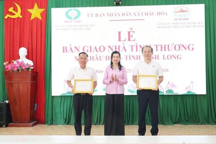  Đại diện chính quyền địa phương trao bằng khen cho Ông Trương Vĩnh Tùng - Bí thư Đảng ủy, Tổng Giám đốc Công ty XSKT Thành phố Hồ Chí Minh (trái) và ông Trần Thanh Tuấn - Chủ tịch kiêm Giám đốc Công ty XSKT Bến Tre 