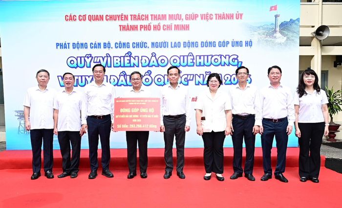  Bí thư Thành ủy TPHCM Trần Lưu Quang cùng các đồng chí Thường trực Thành ủy, lãnh đạo các Cơ quan chuyên trách tham mưu, giúp việc Thành ủy TPHCM trao kinh phí ủng hộ Quỹ “Vì biển đảo quê hương – Vì tuyến đầu Tổ quốc” TPHCM năm 2026. Ảnh: VĂN MINH 