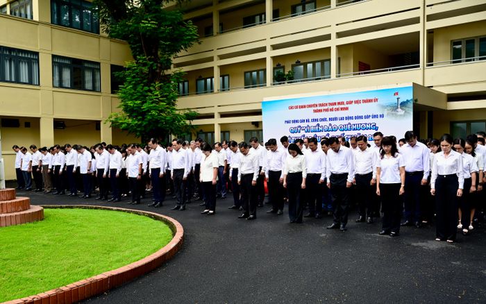  Toàn thể cán bộ, công chức, người lao động các Cơ quan chuyên trách tham mưu, giúp việc Thành ủy TPHCM dành một phút mặc niệm cố Chủ tịch Quốc hội Lào Xaysomphone Phomvihane. Ảnh: VĂN MINH 