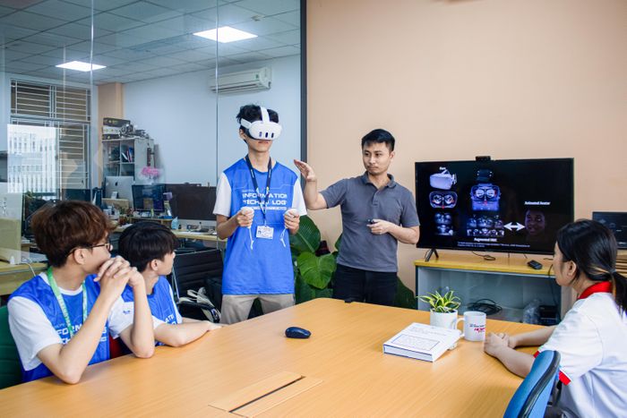 Sinh viên ngành Trí tuệ nhân tạo, Trường ĐH Khoa học tự nhiên (ĐHQG TPHCM) học thực hành cùng giảng viên