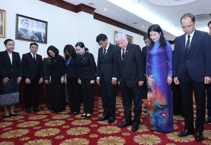  Đoàn đại biểu Quốc hội do đồng chí Đỗ Văn Chiến, Phó Chủ tịch Thường trực Quốc hội, dẫn đầu viếng đồng chí Saysomphone Phomvihane. Ảnh: QUANG PHÚC 