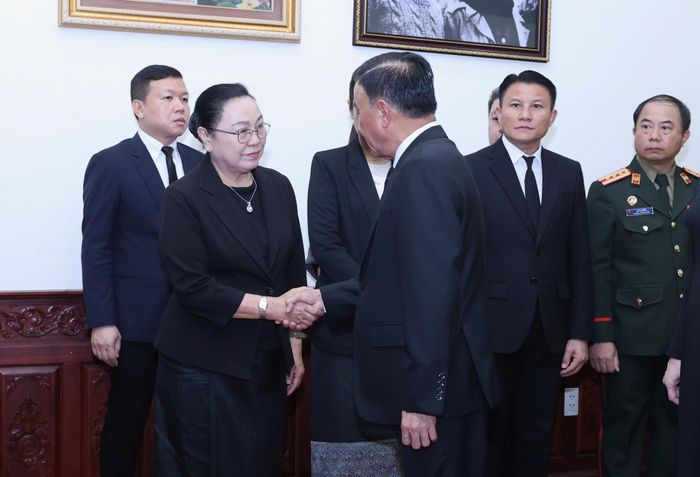  Đồng chí Trần Cẩm Tú, Thường trực Ban Bí thư, chia buồn với Đại sứ quán Lào tại Hà Nội. Ảnh: QUANG PHÚC 