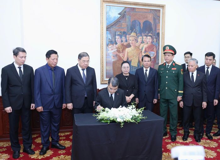  Thủ tướng Lê Minh Hưng ghi sổ tang. Ảnh: QUANG PHÚC 