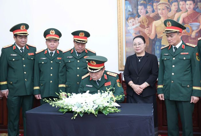 Đại tướng Nguyễn Trọng Nghĩa, Chủ nhiệm Tổng cục Chính trị Quân đội nhân dân Việt Nam, ghi sổ tang. Ảnh: QUANG PHÚC 