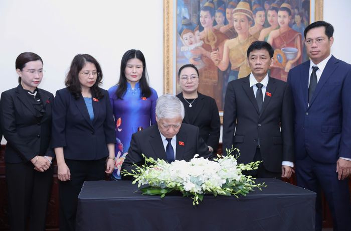  Phó Chủ tịch Thường trực Quốc hội Đỗ Văn Chiến ghi sổ tang. Ảnh: QUANG PHÚC 