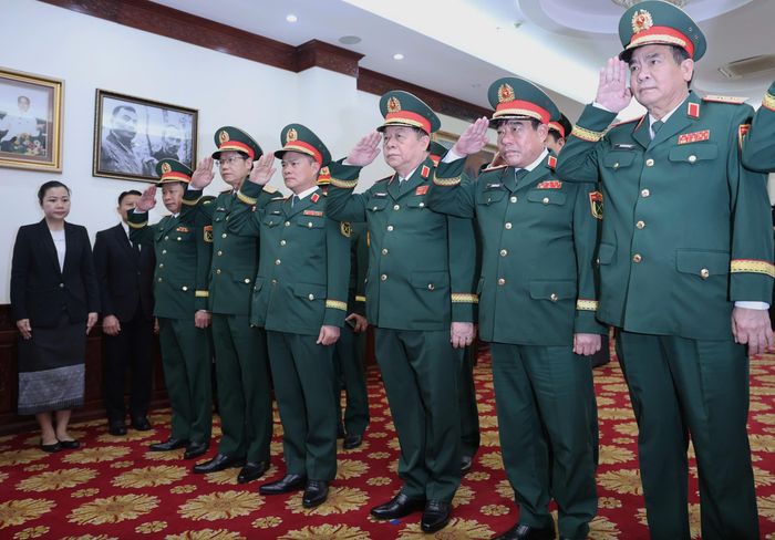  Đoàn đại biểu Quân ủy Trung ương, Bộ Quốc phòng do Đại tướng Nguyễn Trọng Nghĩa, Chủ nhiệm Tổng cục Chính trị Quân đội nhân dân Việt Nam, dẫn đầu viếng đồng chí Saysomphone Phomvihane. Ảnh: QUANG PHÚC 