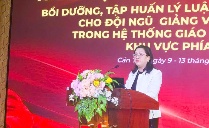  ﻿Phó Trưởng Ban Tuyên giáo Trung ương Đinh Thị Mai phát biểu khai mạc hội nghị 