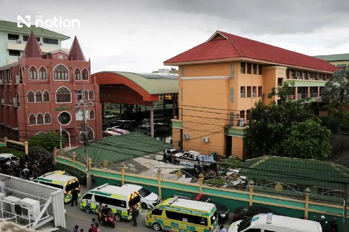  Lực lượng chức năng phong tỏa trường Debsirin Nonthaburi trong vụ xả súng. Ảnh: THE NATION 