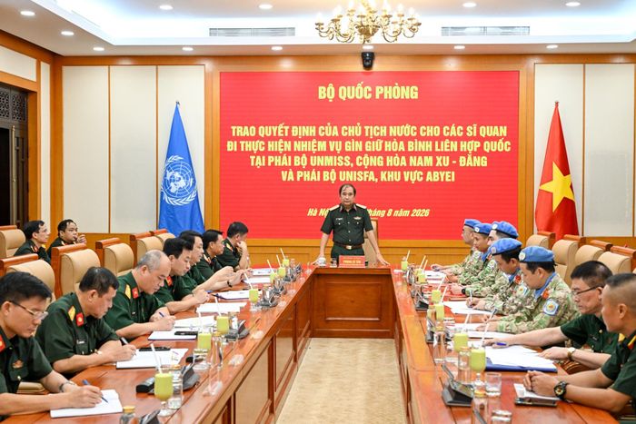 Thượng tướng Phùng Sĩ Tấn chủ trì buổi lễ. Ảnh: VIẾT CHUNG