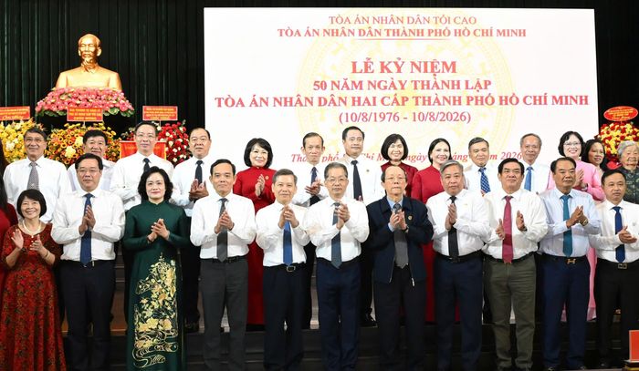  Các đại biểu chụp ảnh lưu niệm tại buổi lễ. Ảnh: VIỆT DŨNG 